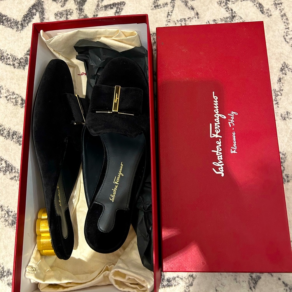FERRAGAMO
Sciacca black velvet flats